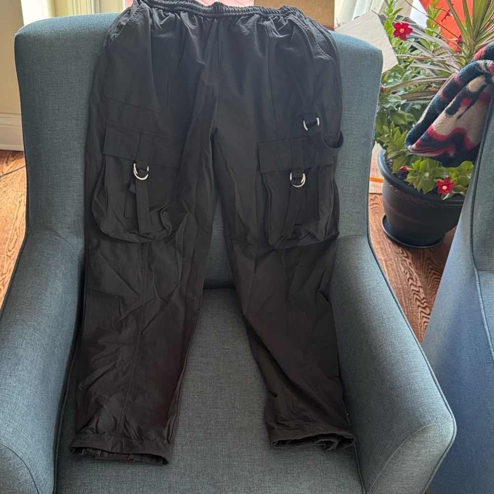 Alo Women’s 10 Black Cargo Pants elastic waist band with Pockets great shape